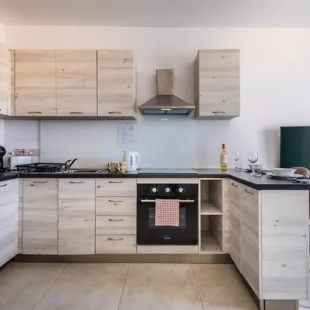 Lägenhet 2 Bedroom With Yard And Bbq - By Solea